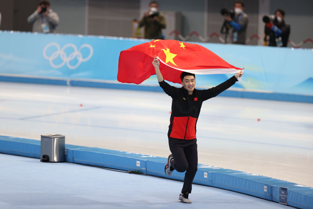 创历史高亭宇获得冬奥速度滑冰男子500米金牌