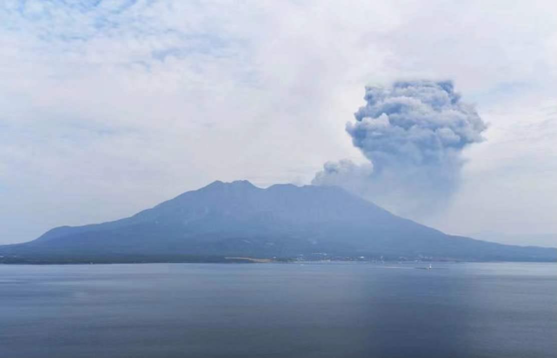 日本樱岛火山喷发，火山灰超山口3400米