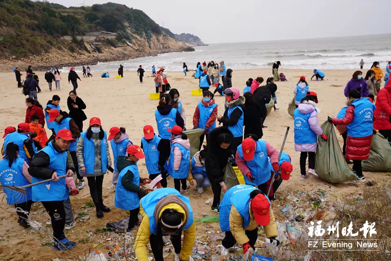 连江：倡导文明旅游 清理海漂垃圾
