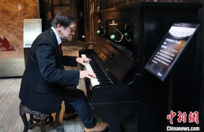 七旬老人捐赠古董钢琴 传播乐器文明史
