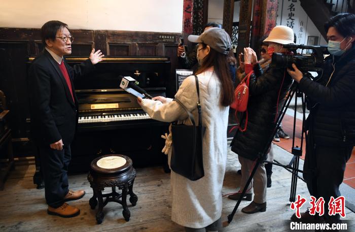 七旬老人捐赠古董钢琴 传播乐器文明史