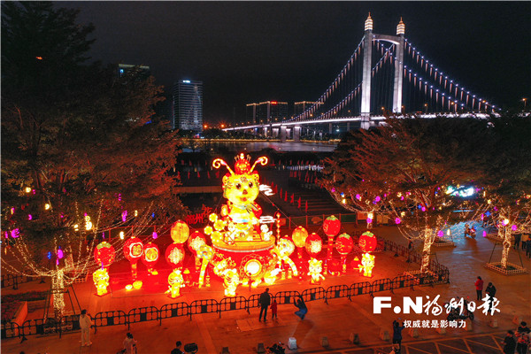 福州市区最大福虎灯组亮相花海公园