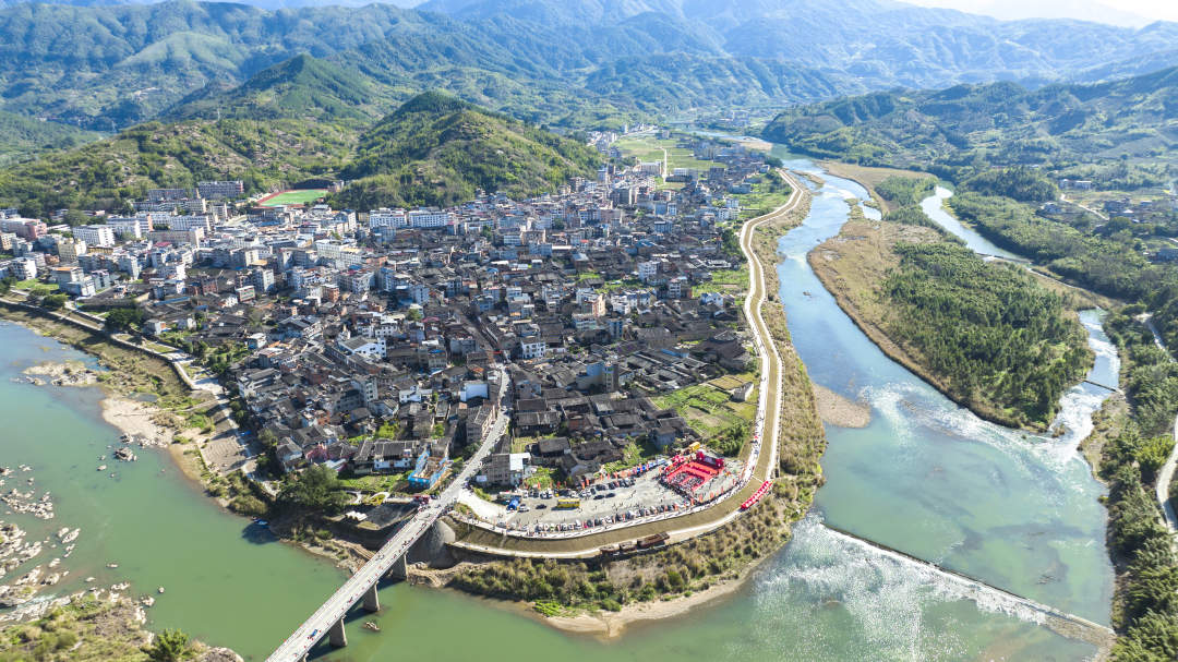 福建永泰嵩口：欢乐“村晚”唱出乡村振兴好年景