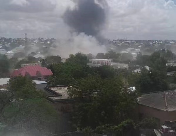 索马里首都多个警察局遭武装分子袭击 当地发生多次爆炸