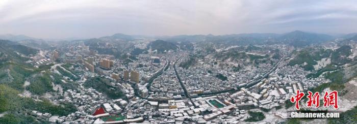 福建多地迎虎年首雪 南方民众掀“逐雪热”