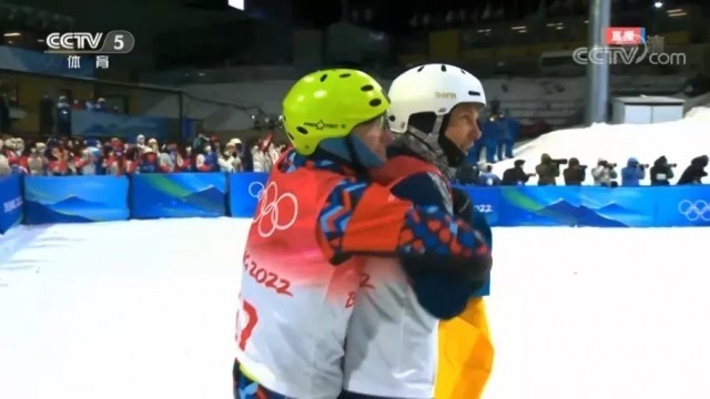 俄罗斯与乌克兰运动员闭幕式上“抱抱”，背后故事感人