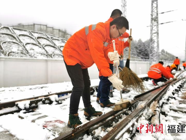 南铁福州车务段扫雪除冰保畅通