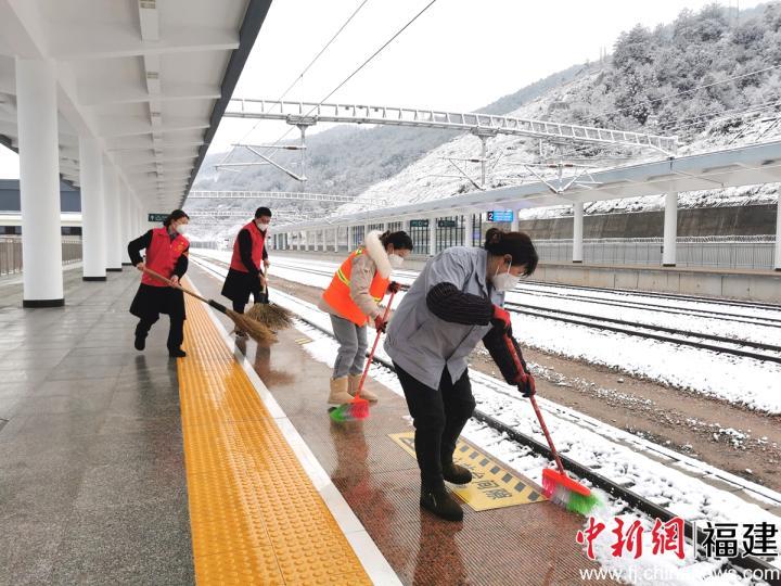 南铁福州车务段扫雪除冰保畅通