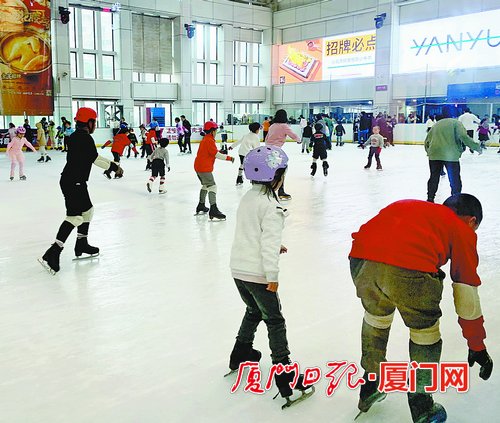 冬奥会带火冰雪消费 有人专程从泉州来厦体验滑冰