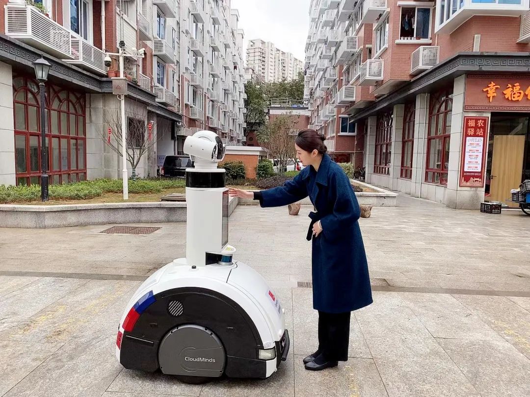 机器人进驻苍霞新城！能巡逻会扫地……