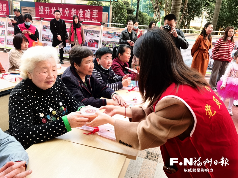 福州：公交志愿者进社区 关爱老年人出行