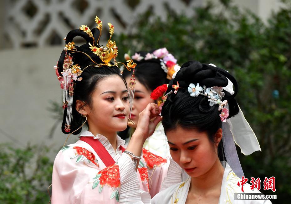 福州：汉服小姐姐祭花赏红 演绎花朝节传统习俗