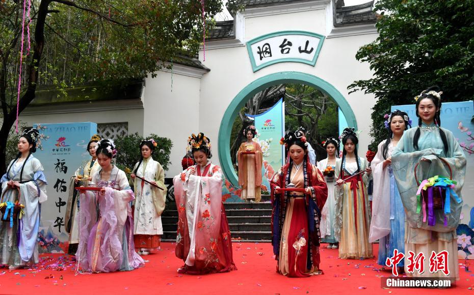 福州：汉服小姐姐祭花赏红 演绎花朝节传统习俗