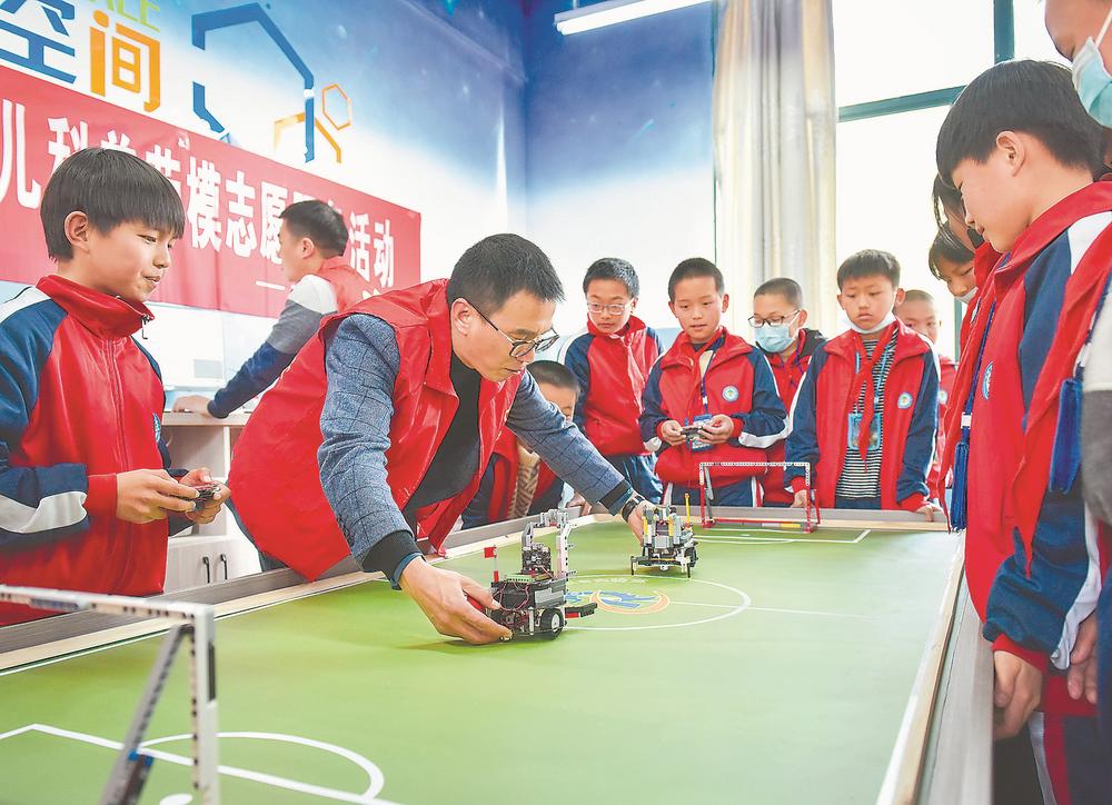 一堂机器人公益科普课在尤溪县中仙镇中心小学开展