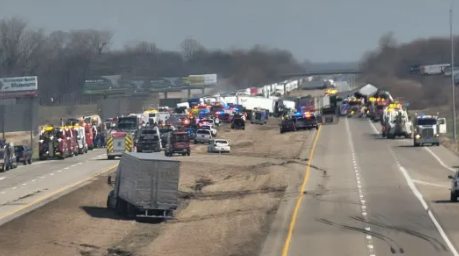 美国一州际公路约70辆车连环相撞 6人死亡
