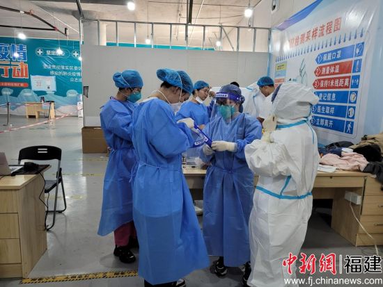 医护志愿者到达一线 助力台江区核酸采样工作
