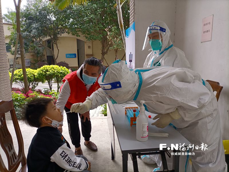 在第二故乡当防疫志愿者——忙碌在核酸采样现场的台湾社工杨浩紝