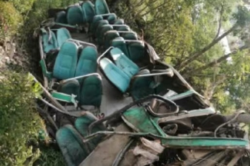 哥伦比亚一校车坠落山崖 至少6人死亡15人受伤