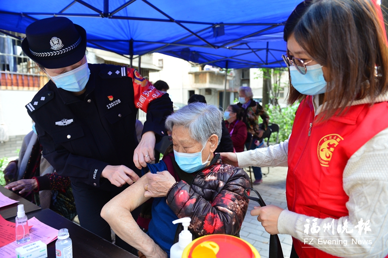 台江有支巾帼抗疫先锋队 为60岁以上老人打疫苗提供服务