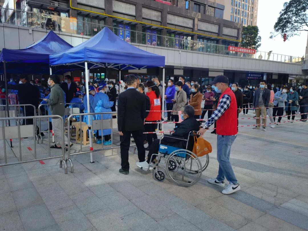 “很快，很满意！”今天，市民为高新区的核酸检测点赞