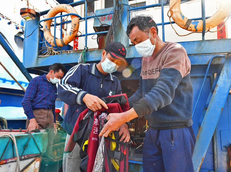 首批15艘渔船出海 泉港渔业生产有序恢复