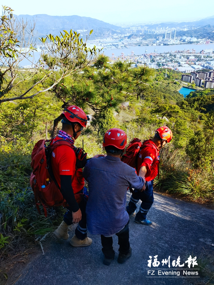 天上无人机巡查山里地毯式搜寻 42名志愿者救出被困溪涧男子