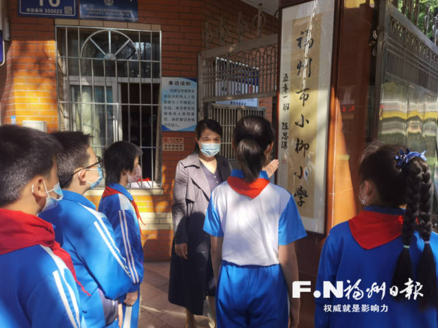 福州小柳小学：小学生为学校题校名