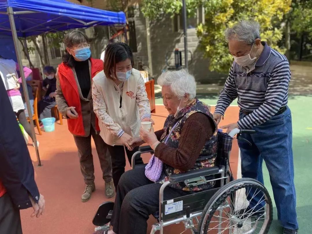 送 “苗” 上门 鼓楼服务老人至“最后一米”