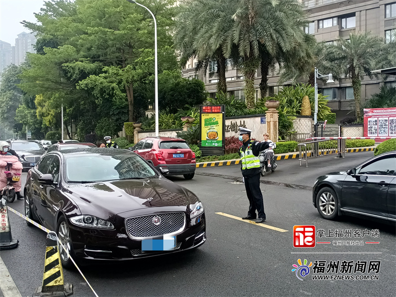 福州交警“一路一策”灵活应对“停车难”