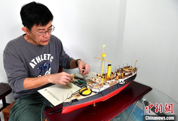 在榕台胞“追溯”船政历史 巧手绘画制模型