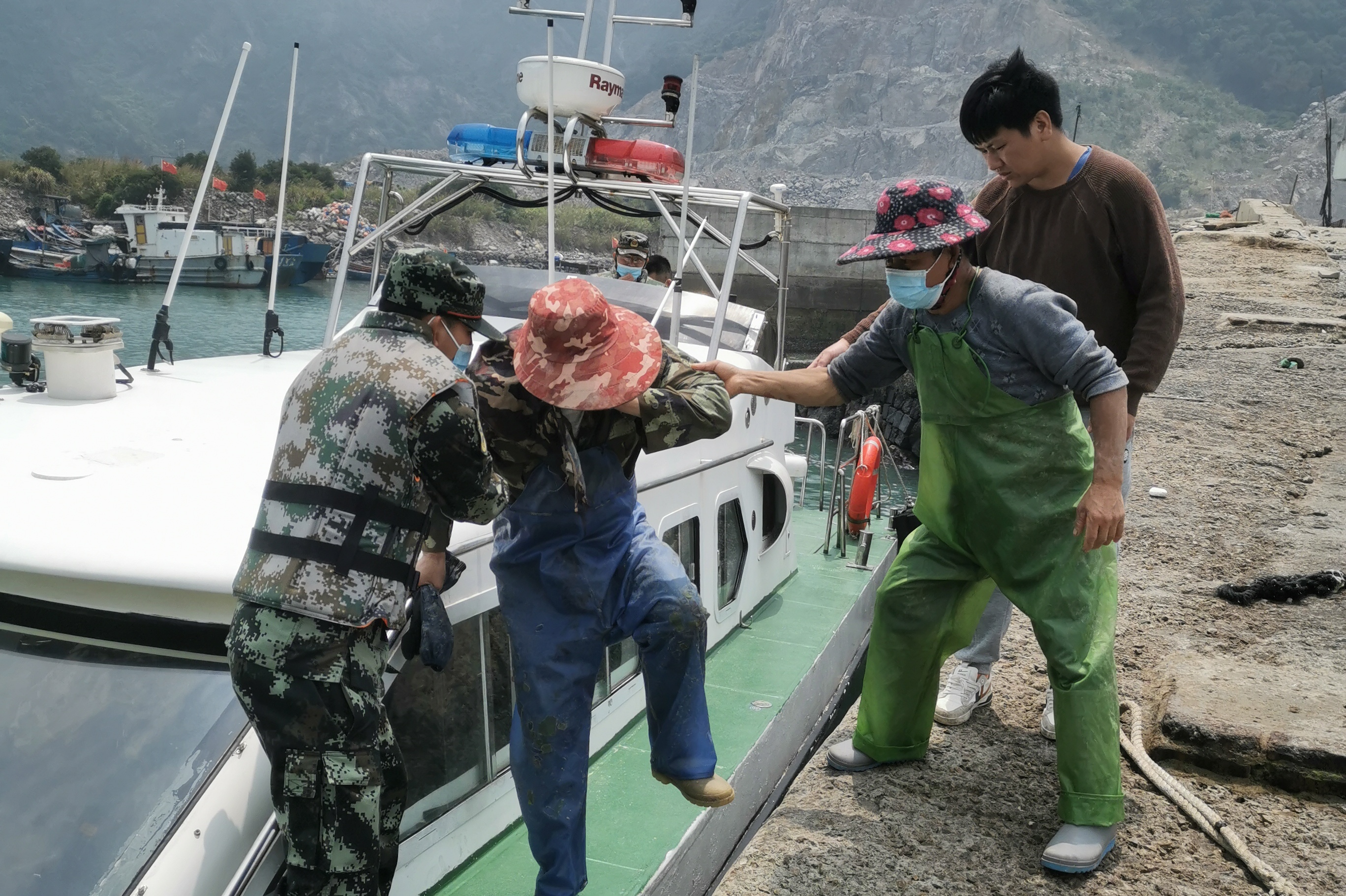 福州海警紧急救助海上作业受伤渔民