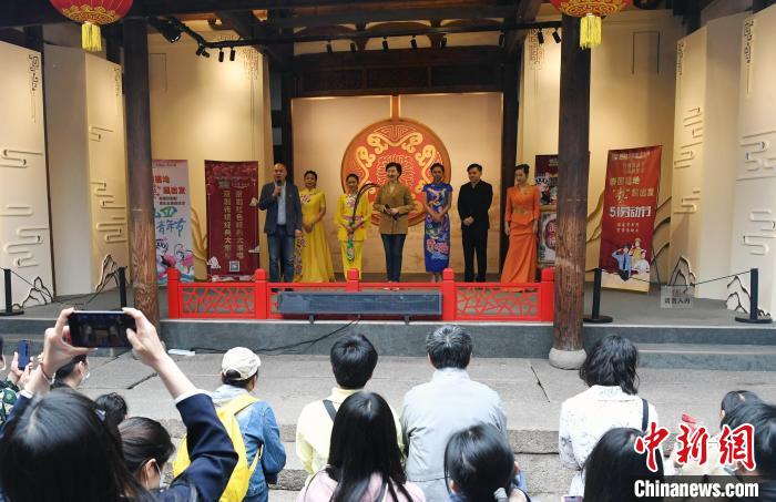 “五一”假期 京剧艺术公益演出进福州景区街头