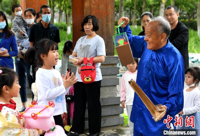 福州古稀老人“玩转”魔术：与众同乐 每周义演传播正能量