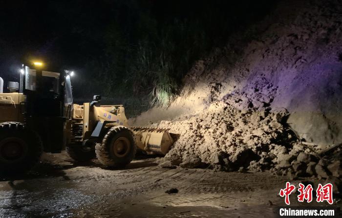 福建遭遇强降雨 交通部门“抢毁保通”