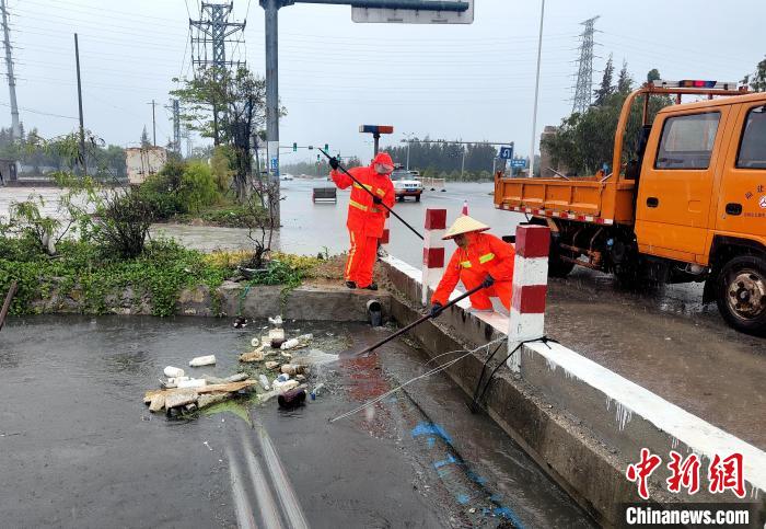 福建遭遇强降雨 交通部门“抢毁保通”