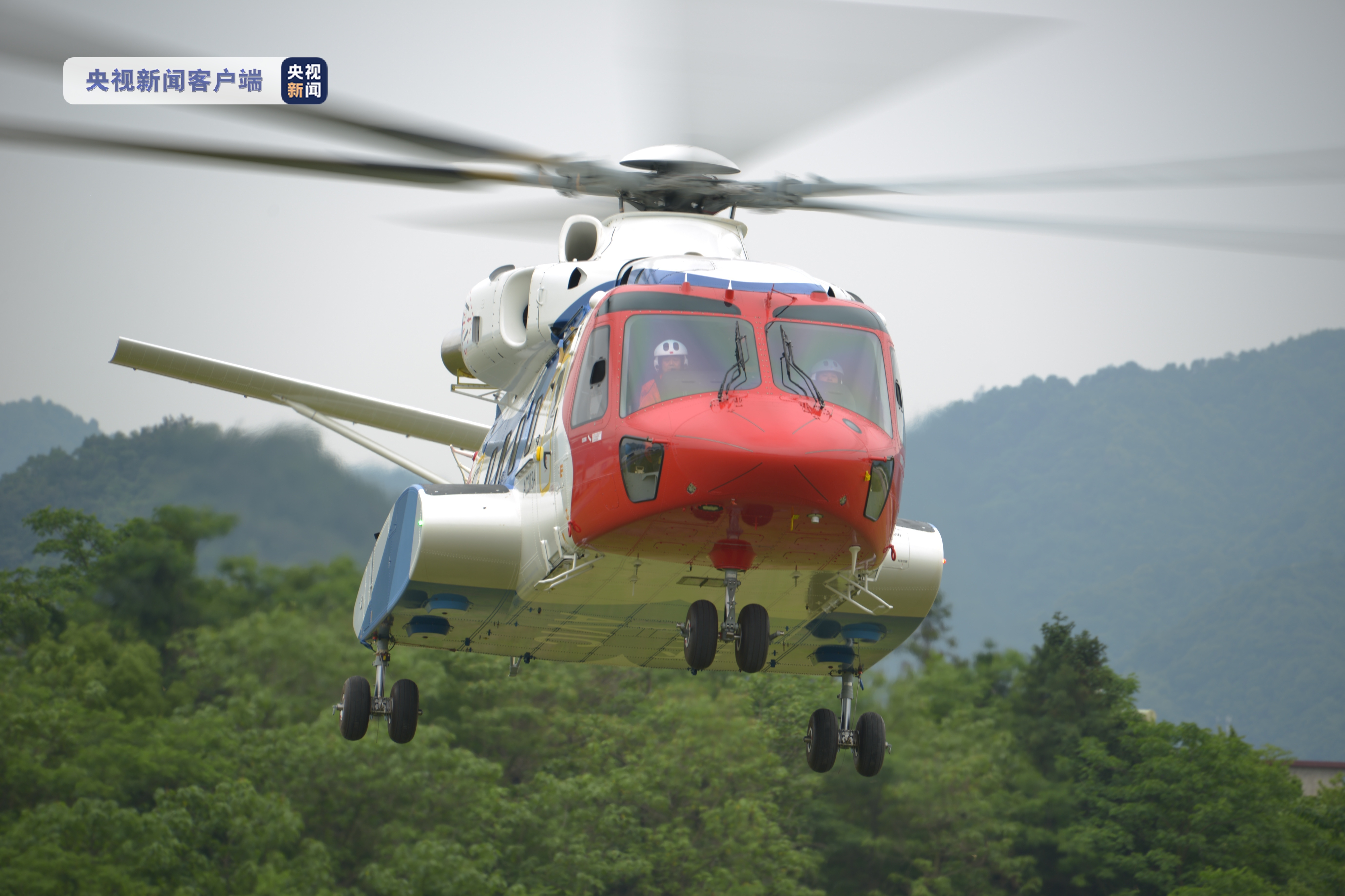 AC313A大型民用直升机首飞成功