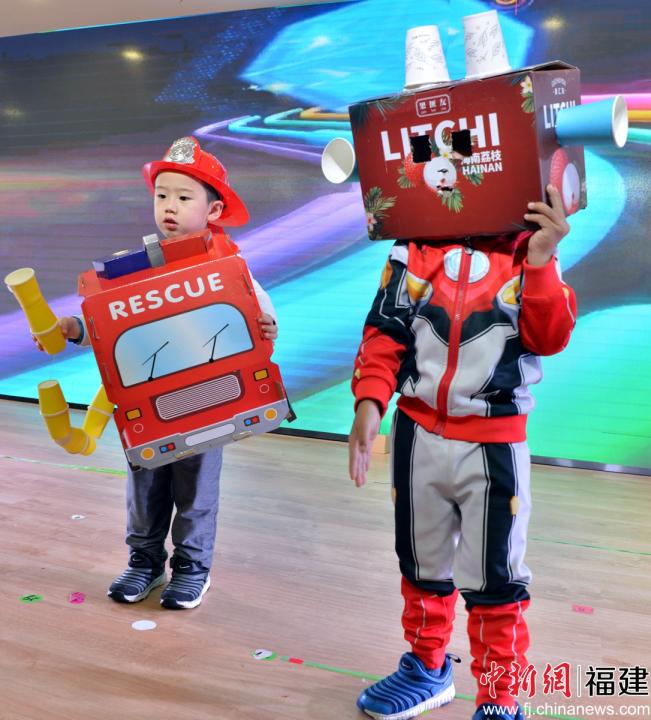 福州：幼儿园上演“环保时装秀”