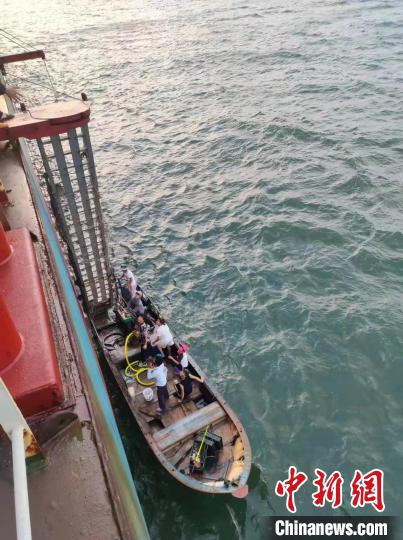 渔辅船福州连江海域遇险 5男2女全部获救