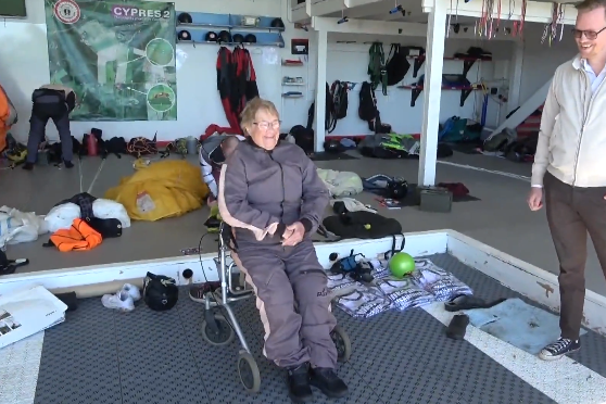 103岁瑞典奶奶打破跳伞高龄纪录