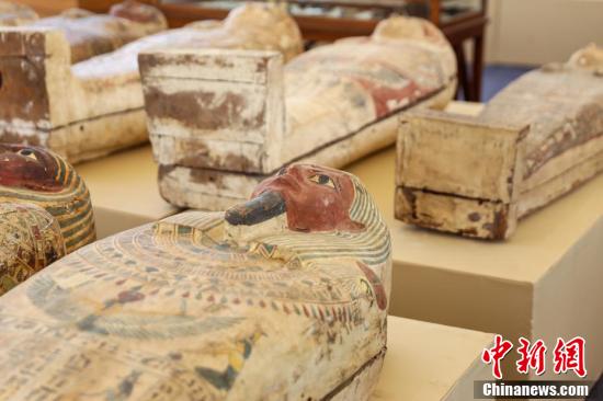 埃及出土250具2500多年前彩绘木棺 装有木乃伊和护身符