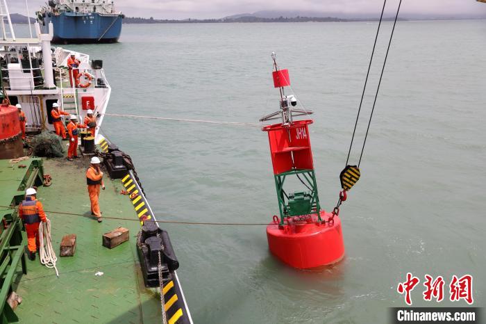 厦门港投放首个水中多功能智能航标 高科技护航来往船舶