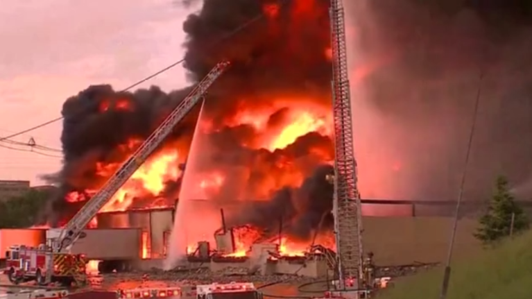 美国内布拉斯加州一化工厂起火引发爆炸 超2500户居民遭断电