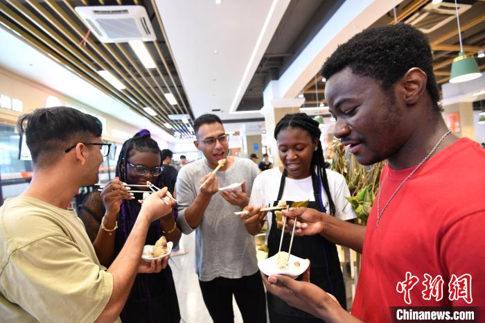 福州留学生包粽子感受中国传统文化