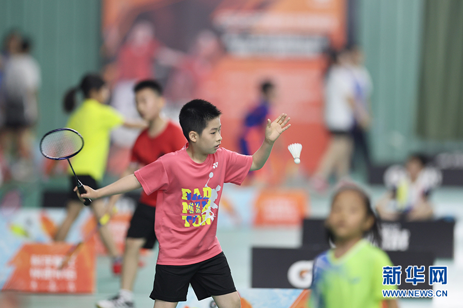 福州鼓楼区：青少年儿童羽毛球赛开赛