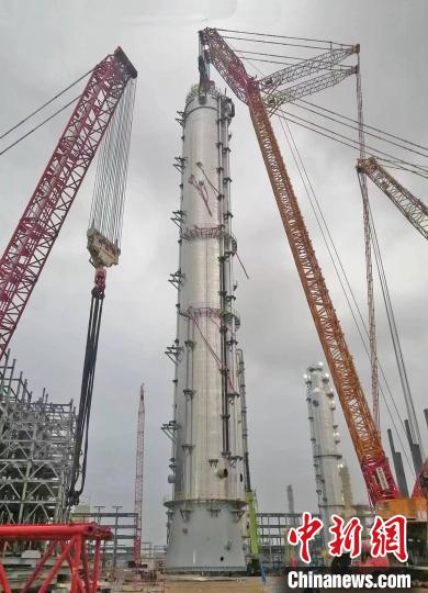 福建泉港：长百米超千吨重的石化设备顺利吊装