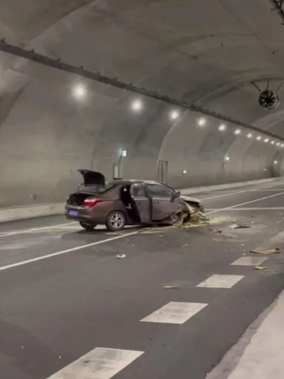 小车撞上隧道护墙，两人被困
