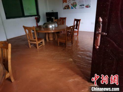 闽北紧急应对连续暴雨 转移危险区域民众上千人