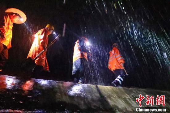 福建铁路：雨夜巡检 奋力排险