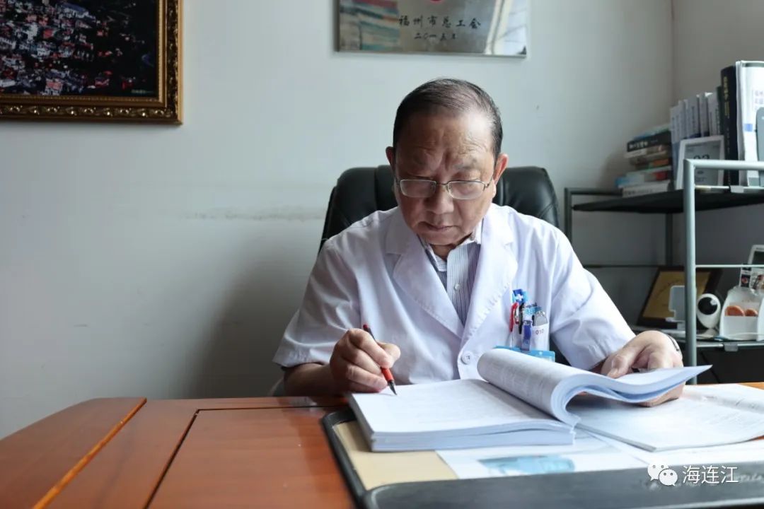 邱清武：78岁高龄，一年坐诊360天