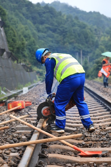 持续性强降雨致赣龙铁路部分铁路线损毁